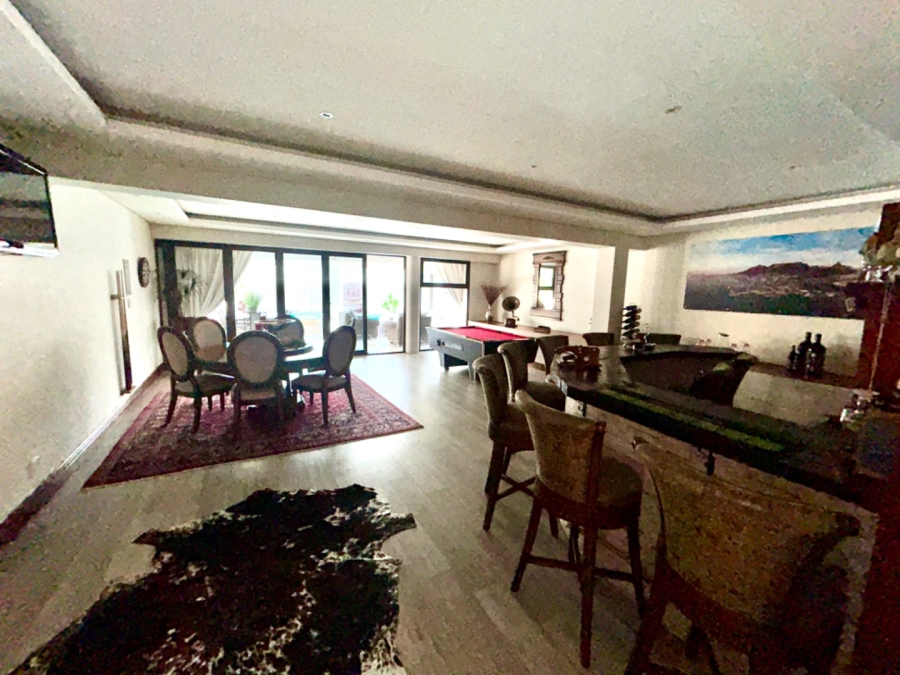 8 Bedroom Property for Sale in Baronetcy Estate Western Cape